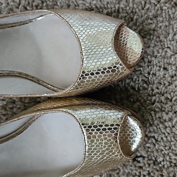 Gold Michael Kors heels! - Picture 3 of 8